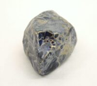 青梅の石 | 2022 | 125×75×60mm | 和紙、胡粉、アクリル